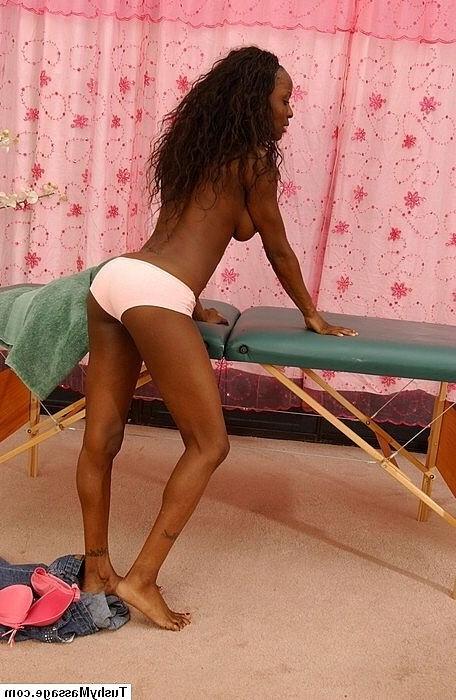 20P Absolute adorable amateur black hottie getting sexy butt massage