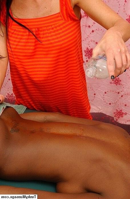 20P Absolute adorable amateur black hottie getting sexy butt massage