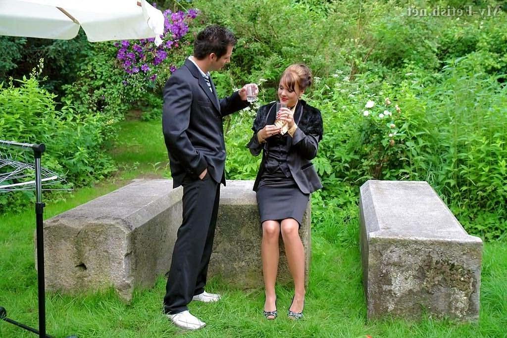 16P Babe in Strümpfen macht Schwanz draußen