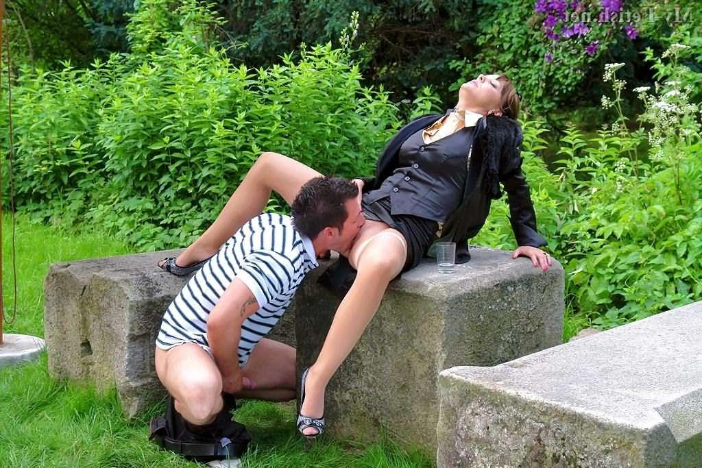 16P Babe in Strümpfen macht Schwanz draußen