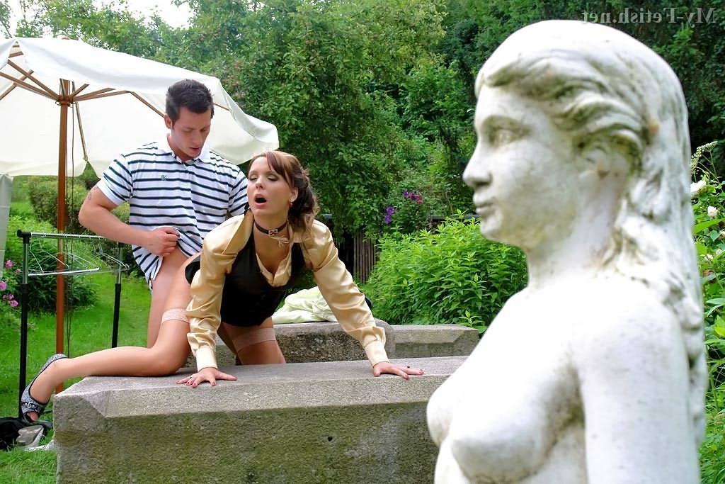 16P Babe in Strümpfen macht Schwanz draußen