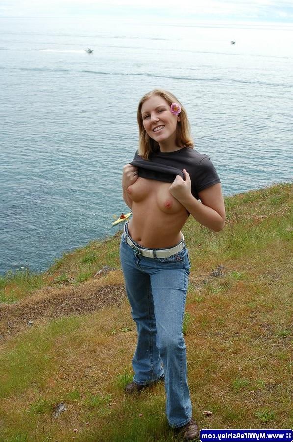 16P Amateur housewife flashing outdoors