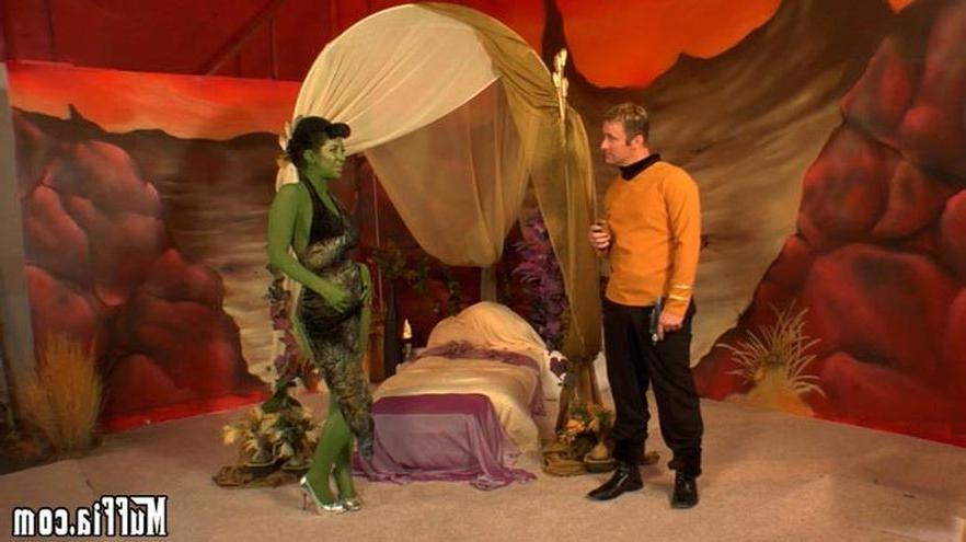 16P Jayden Jaymes plays a horny green alien