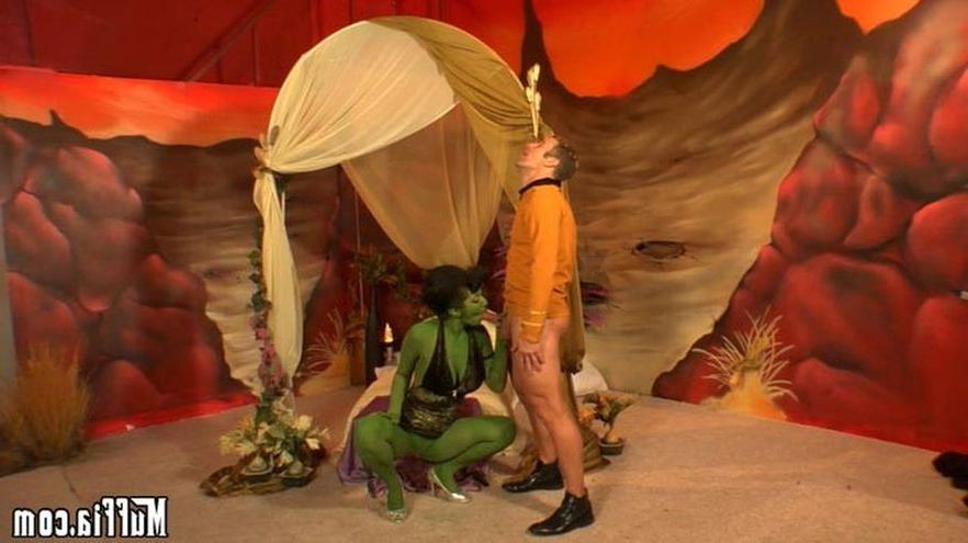 16P Jayden Jaymes plays a horny green alien