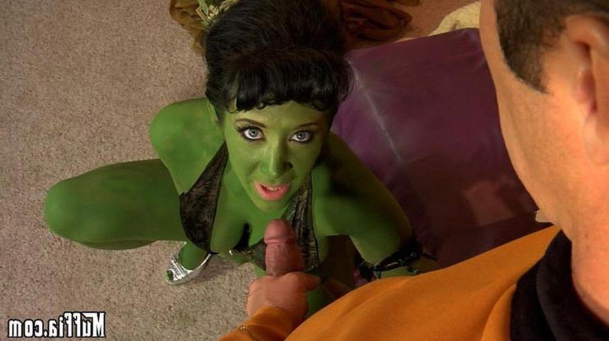 16P Jayden Jaymes plays a horny green alien