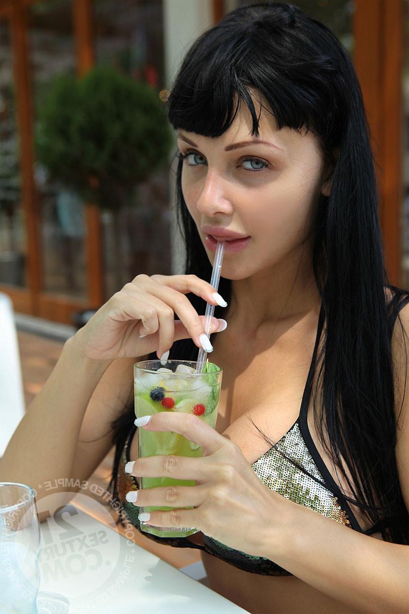 24P Ever wondered how a real porn star spends her days Feel free to come on in, then