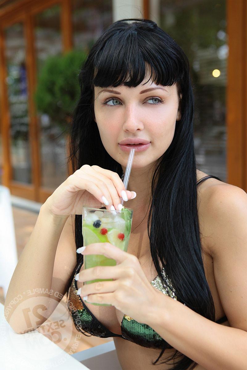 24P Ever wondered how a real porn star spends her days Feel free to come on in, then