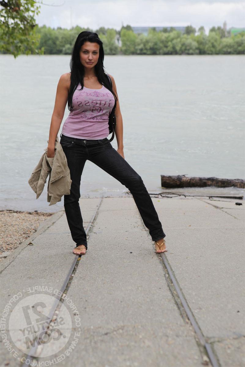 20P Ever wondered how a real porn star spends her days Feel free to come on in, then