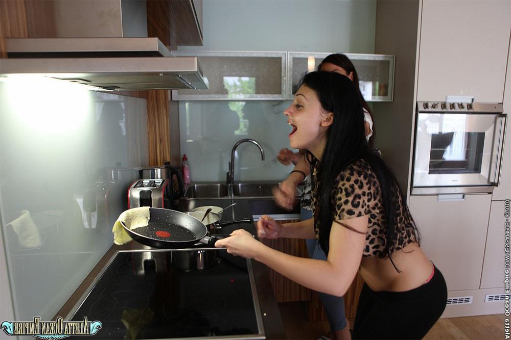 20P Ever wondered how a real porn star spends her days Feel free to come on in, then