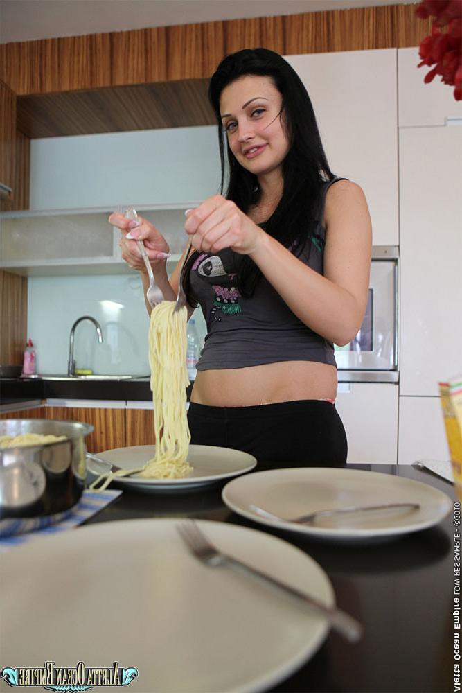 20P Ever wondered how a real porn star spends her days Feel free to come on in, then