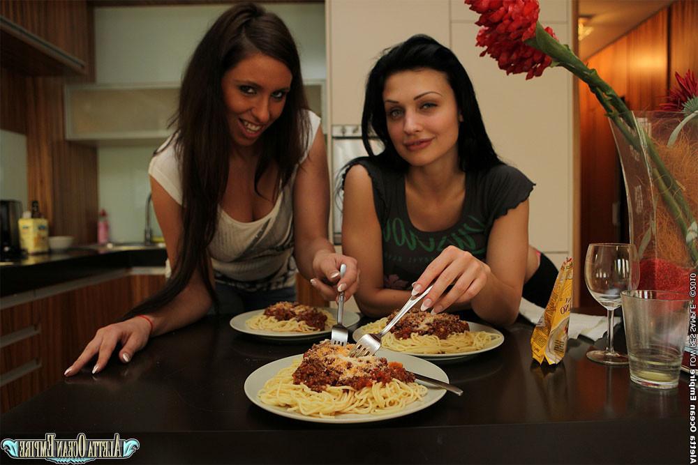 20P Ever wondered how a real porn star spends her days Feel free to come on in, then