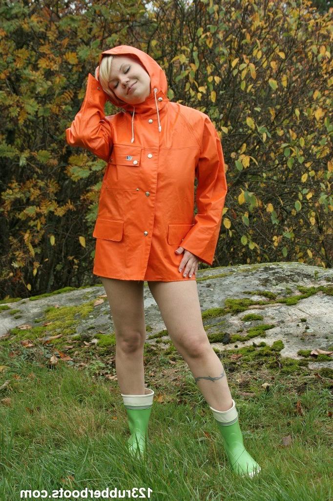 20P Sexy girl with big breasts outdoors in colorful rainwear