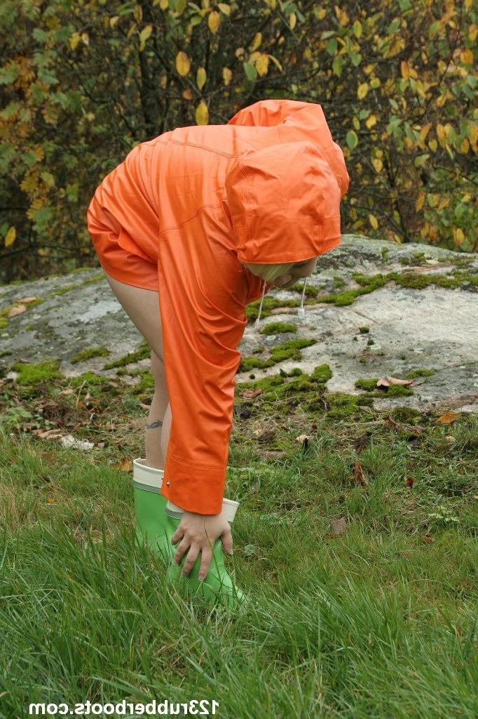 20P Sexy girl with big breasts outdoors in colorful rainwear