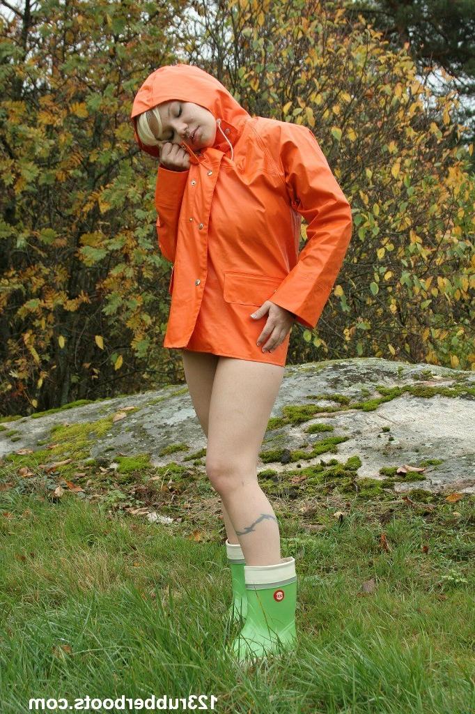 20P Sexy girl with big breasts outdoors in colorful rainwear