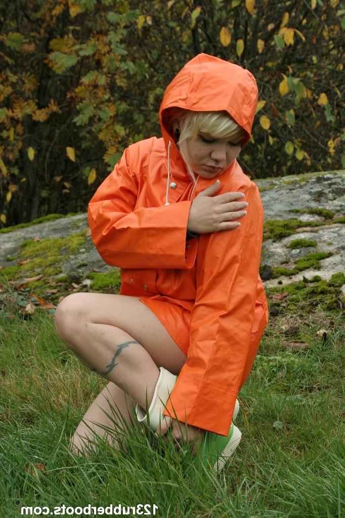 20P Sexy girl with big breasts outdoors in colorful rainwear
