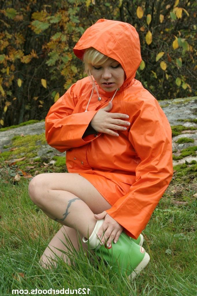 20P Sexy girl with big breasts outdoors in colorful rainwear