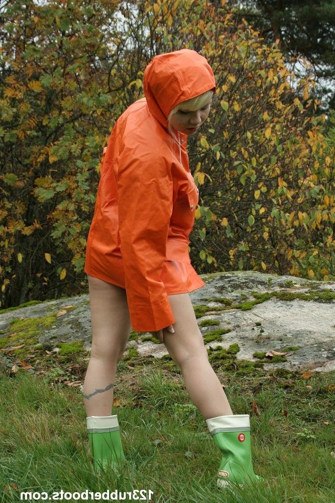 20P Sexy girl with big breasts outdoors in colorful rainwear