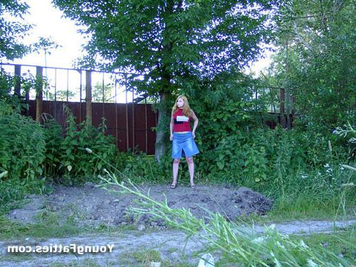 15P Chubby teen peeing outdoor