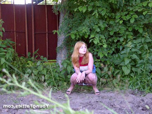 15P Chubby teen peeing outdoor