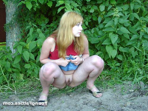 15P Chubby teen peeing outdoor