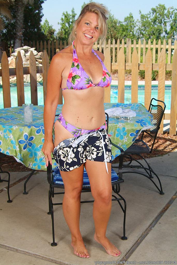 16P hot blonde middle aged MILF in bikini sticks an ice cube in puss