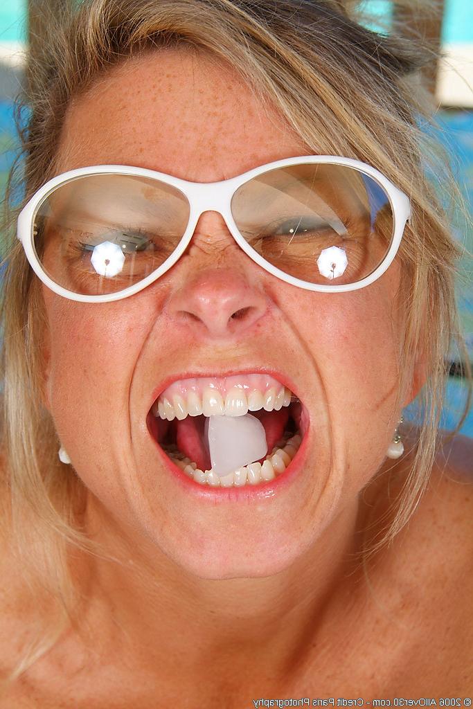 16P hot blonde middle aged MILF in bikini sticks an ice cube in puss