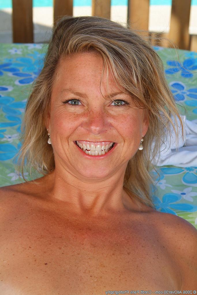 16P hot blonde middle aged MILF in bikini sticks an ice cube in puss
