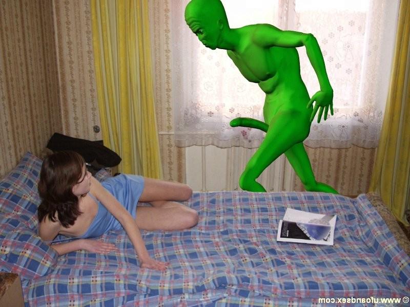 15P Pretty brunette fucked by a big green alien