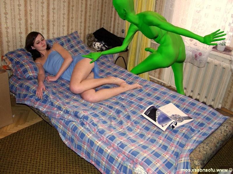 15P Pretty brunette fucked by a big green alien
