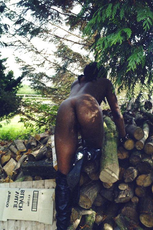 16P Ebony Cookie in outdoor public nudity and kinky strip in an english park