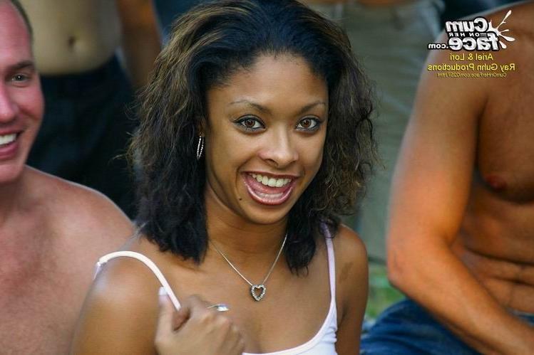 16P Menina negra ao ar livre gangbang e gozada