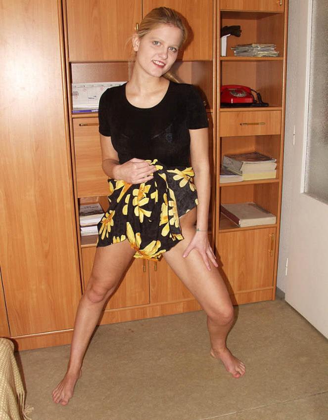 15P Lovely amateur blonde preggo posing