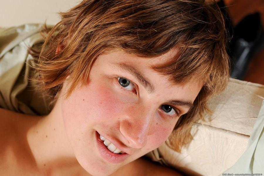 15P Ganz natürliche blonde Amateurin zeigt ihre haarigen Achselhöhlen und ihre Muschi
