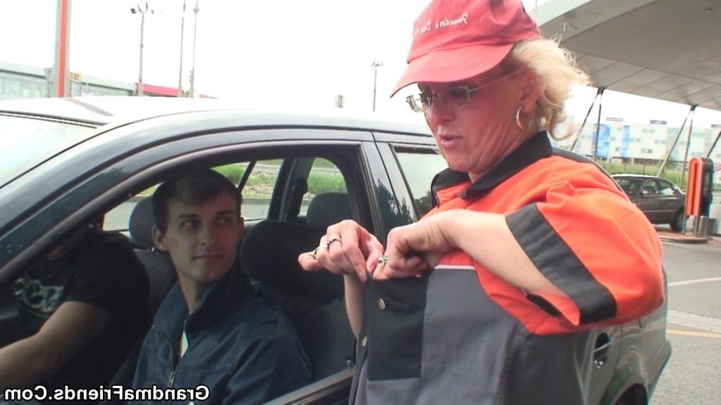 16P They use her mouth and granny pussy outdoors and she appreciates