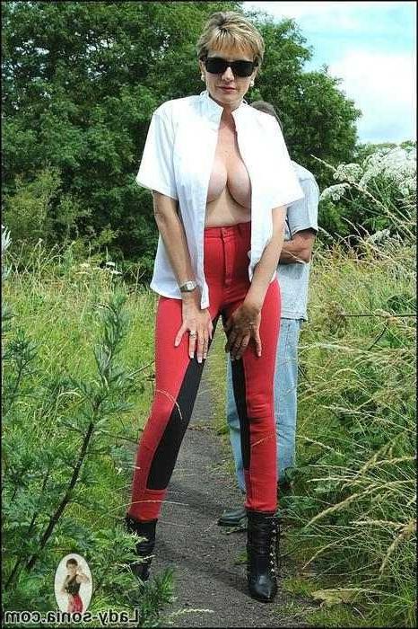 15P Lady Sonia Flashing Tits Outdoors