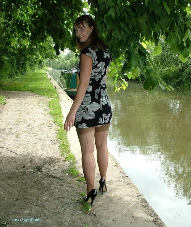 15P Brunette amateur babe in stockings posing outdoors