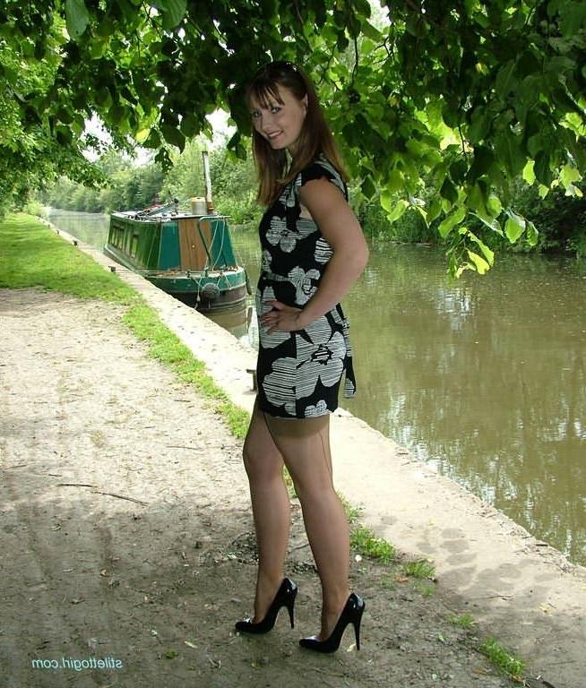 15P Brunette amateur babe in stockings posing outdoors