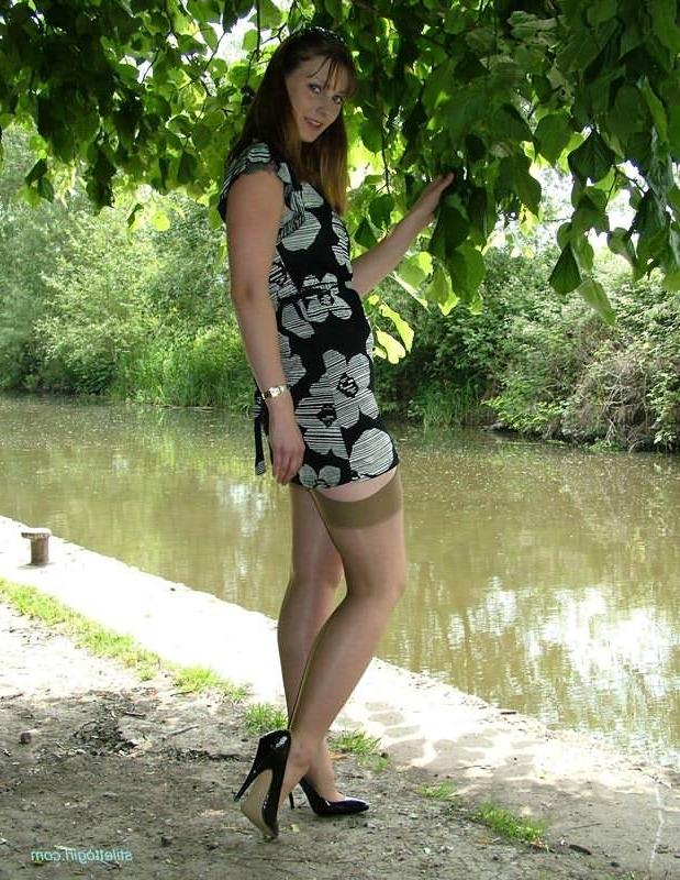 15P Brunette amateur babe in stockings posing outdoors