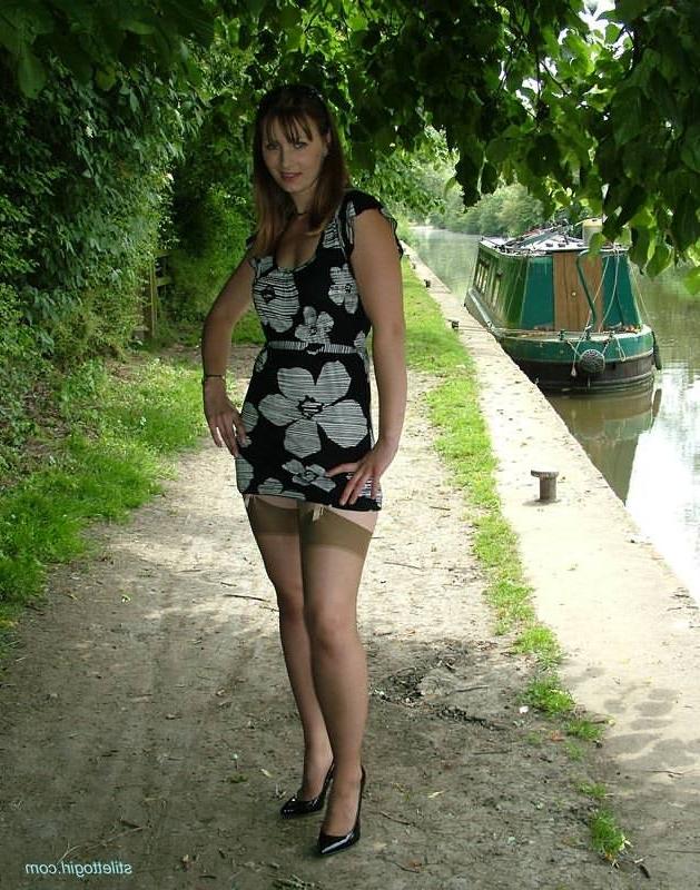 15P Brunette amateur babe in stockings posing outdoors