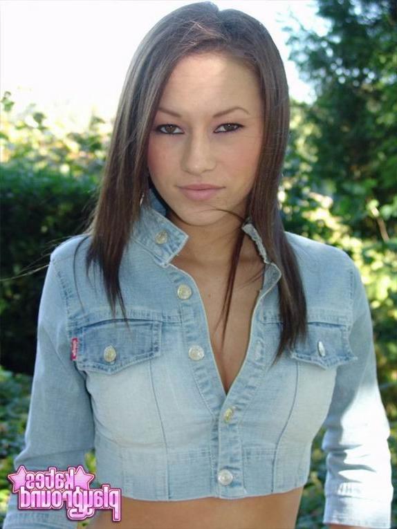 16P brunette teen babe posing outdoor