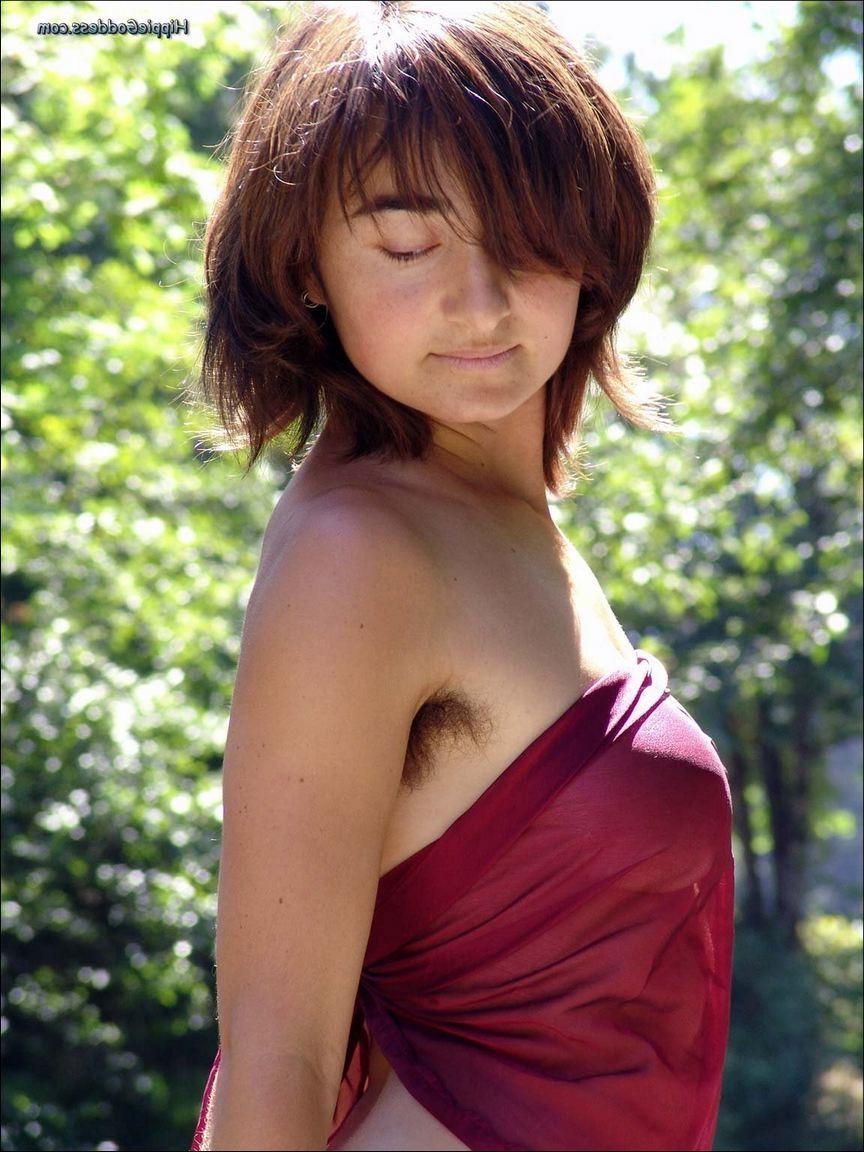16P Hairy hippie chick shows her natural body outdoors