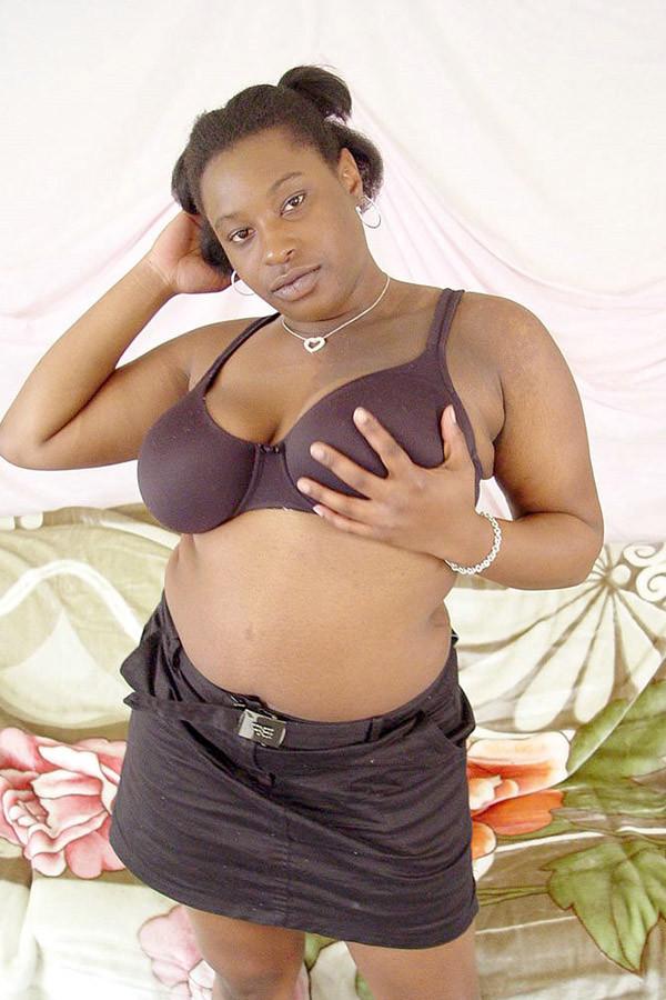 4P Chubby black chick shows her small wet pussy