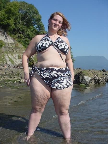 20P Huge amateur BBW outdoor