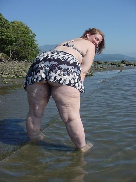 20P Huge amateur BBW outdoor