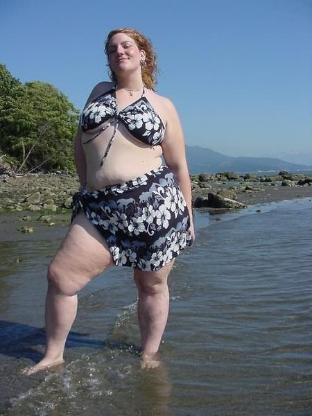 20P Huge amateur BBW outdoor