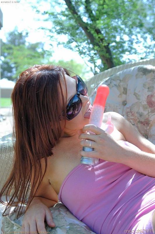 15P Closeups of redhead toying her swollen pink pussy outdoors