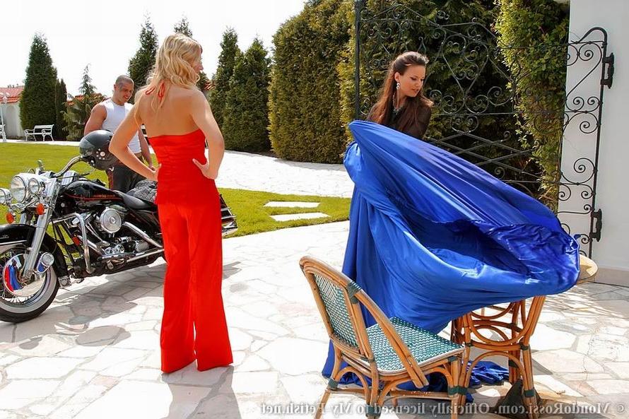16P Voll bekleideter Dreiersex im Freien