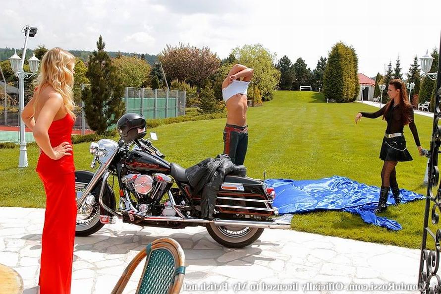 16P Voll bekleideter Dreiersex im Freien