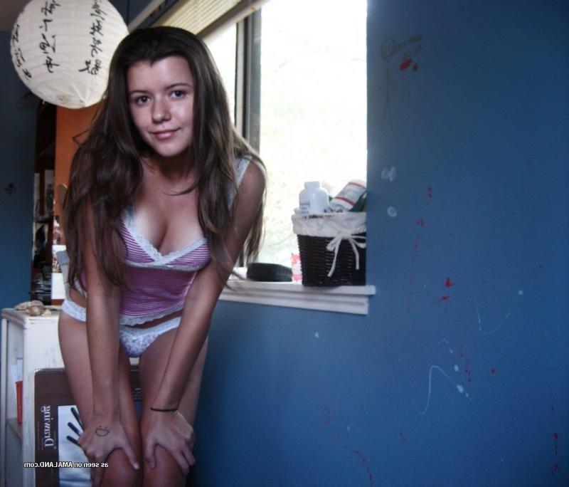 14P Collection of a lovely teen posing sexy in her underwear