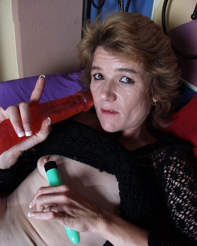 16P Nasty hairy mature fills her wrinkly aged holes with huge dildos